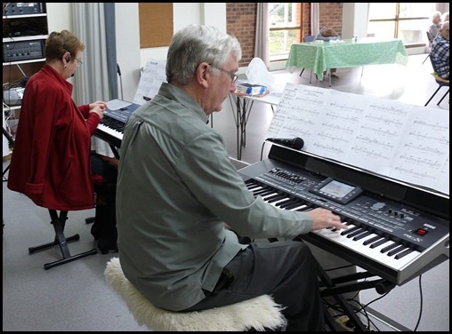 Gordon Sutherland playing whilst Diane Lyons gathers her thoughts for the next session. Photo courtesy of Dennis Lyons.