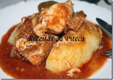 Raia em tomatada com ovos escalfados-empratado perto Raia em tomatada com ovos escalfados-empratado perto