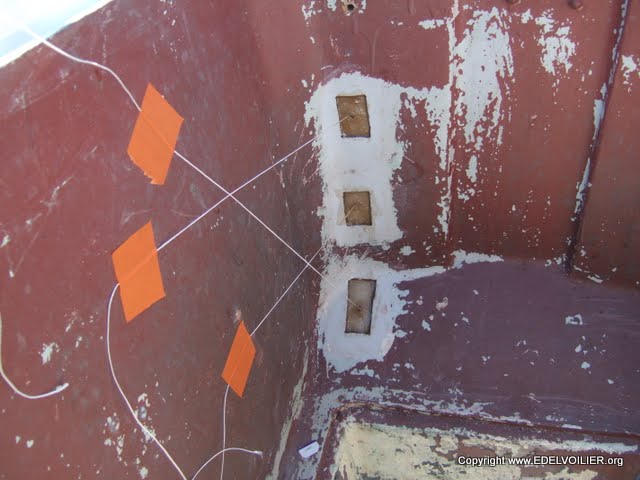 La ficelle permet de maintenir la plaque en place en attendant que ça sèche