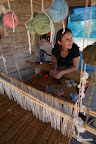 María Rodríguez tejiendo. Gentileza: Spazio Sumampa.