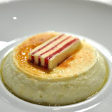 Biscuit soufflé au citron vert.
Cassate à la menthe fraîche striée dune gelée de groseille.
Cest servi avec un verre de Bugey Cerdon, et à vrai dire, on a limpression que cest pour ce vin que le dessert a été créé. Comme quoi Senderens nest pas le seul à pouvoir sortir des accord de cet acabit sur les desserts !