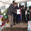 DSCF9599.JPG - Caesar und serverin überreichen den gratuates ihre diplomas (kids, die von der nursery in die primary school aufsteigen)