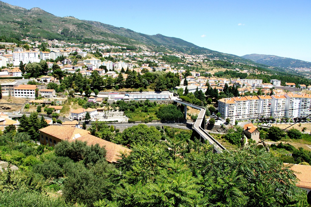 [Gl%25C3%25B3ria%2520Ishizaka%2520-%2520Covilh%25C3%25A3%2520-%2520vista%2520a%2520partir%2520do%2520jardim%2520p%25C3%25BAblico%255B4%255D.jpg]