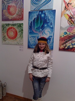 Corina Chirila si tabloul cu Craiasa zapezilor la expozitia Culori de sarbatori de la Elite Prof Art Gallery Corina Chirila si tabloul cu Craiasa zapezilor la expozitia Culori de sarbatori de la Elite Prof Art Gallery