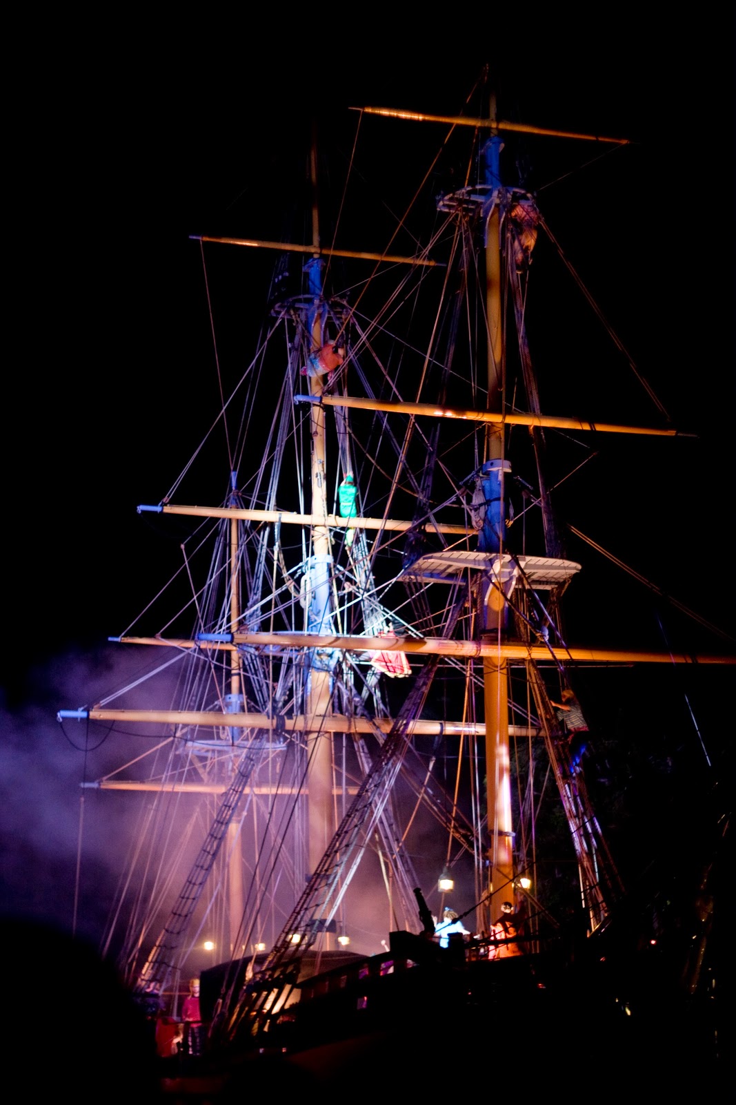 [fantasmic-pirate-ship-jolly-rodger23.jpg]