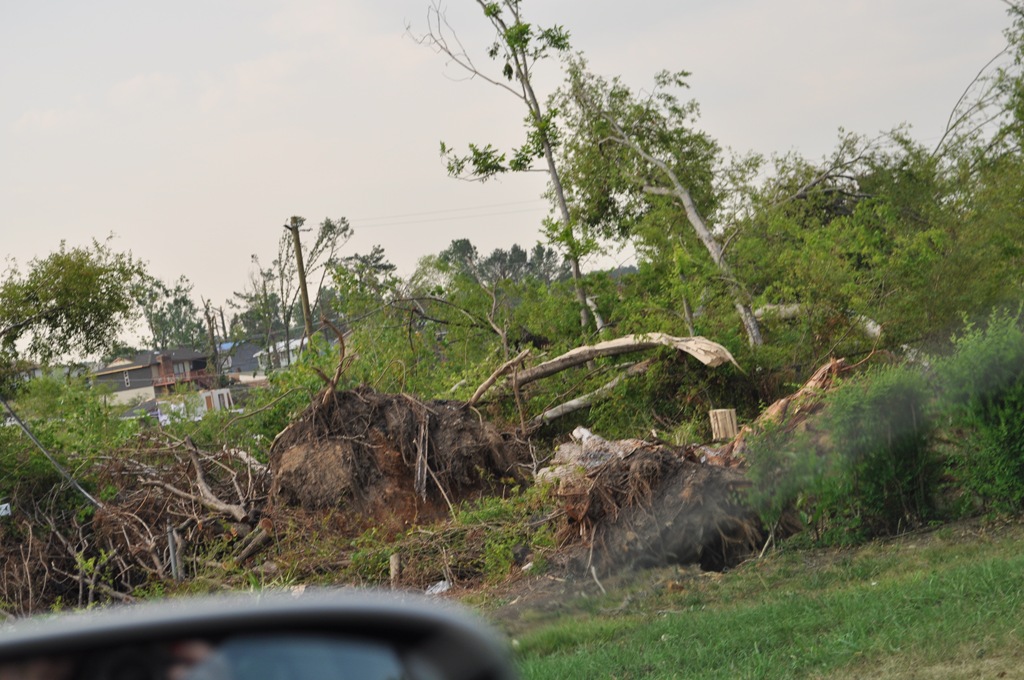 [06-08-11-tornado-damage-in-Birmingha%255B5%255D.jpg]