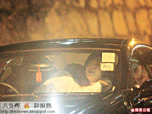 《 08年玩車震》<br/>文頌嫻(右) 08年被發現與 Jason在車內激吻,估不到一吻訂終生。