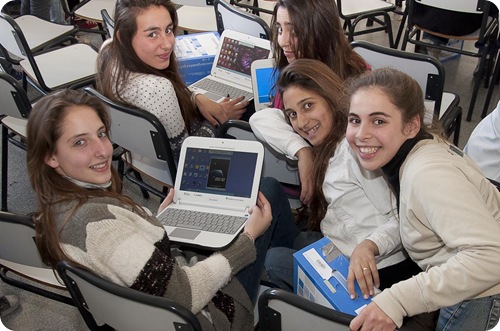 Alumnas de la Secundaria Básica Nº 1 recibieron su netbooks del programa Conectar Igualdad