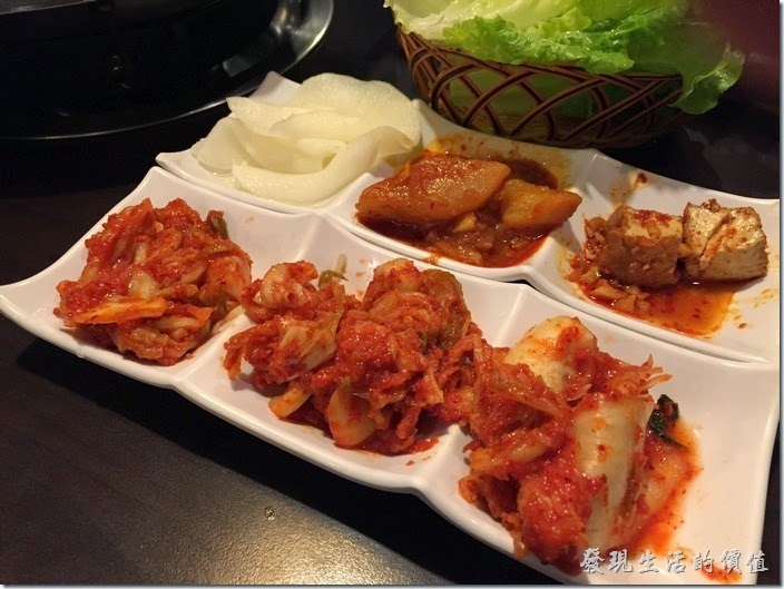 台北-紅通通韓國平價料理。小菜基本上有醃泡菜、油豆腐、醃馬鈴薯、醃白蘿蔔、豆芽菜...等，每樣小菜都很好吃，但記得留點肚子吃自己點的菜。