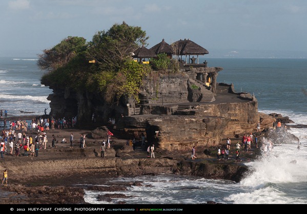 Tanah Lot temple by the edge | © 2012 Huey-Chiat Cheong Photography