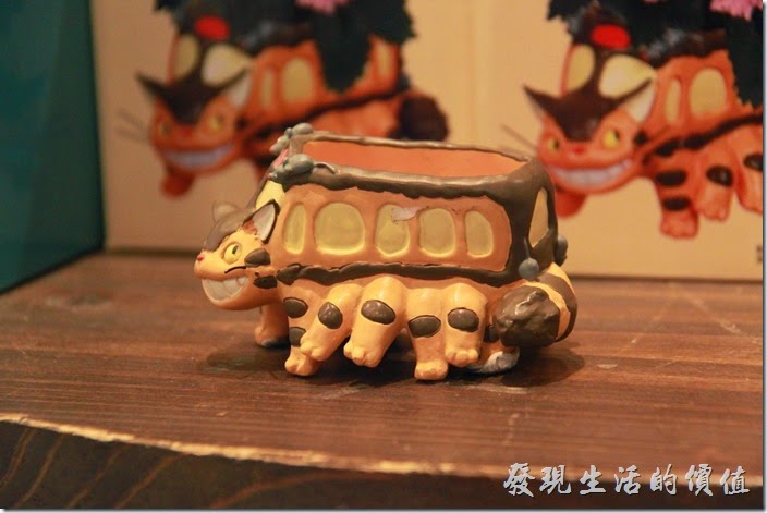 日本北九州-由布院-榛果之森。陶瓷作成的龍貓公車。