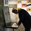 DSC00210.JPG - Monsieur Bourquin, conseiller municipal de Lausanne signe le livre d'or. 2008