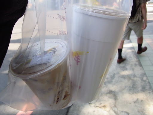 茶の魔手でお茶を買いました。サイズを指定しなかったら、右側の巨大なのが来た！左は小サイズ。