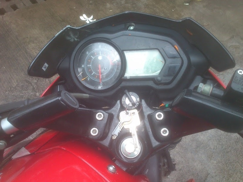 Bajaj-Pulsar-135-LS-Motorcycle-03-R