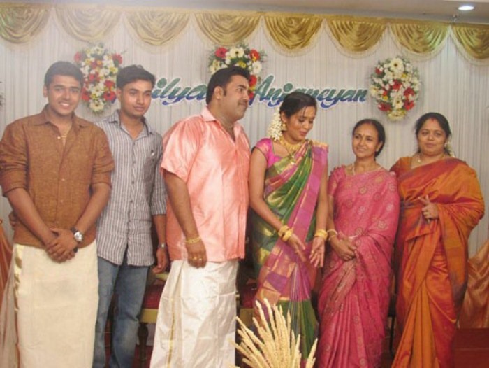 [actress_ananya_engagement_pic_with%2520family%255B2%255D.jpg]