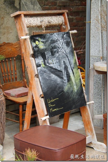 台南-鹿角枝老房子咖啡。不知道這是不是咖啡店老闆的創作，利用黑板與粉筆就可以描繪出圖畫的意境。