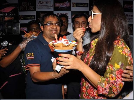 Vidya Balan Spotted at New Cream Stone Ice Cream Launch Stills7