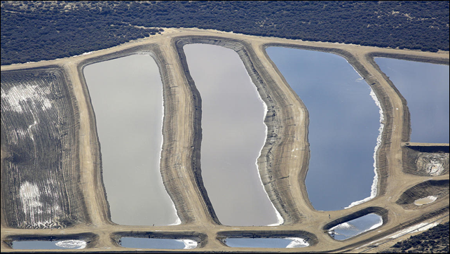 Aerial view of illegal pits containing production water from oil wells in Kern County, California. Photo: Brian van der Brug / Los Angeles Times