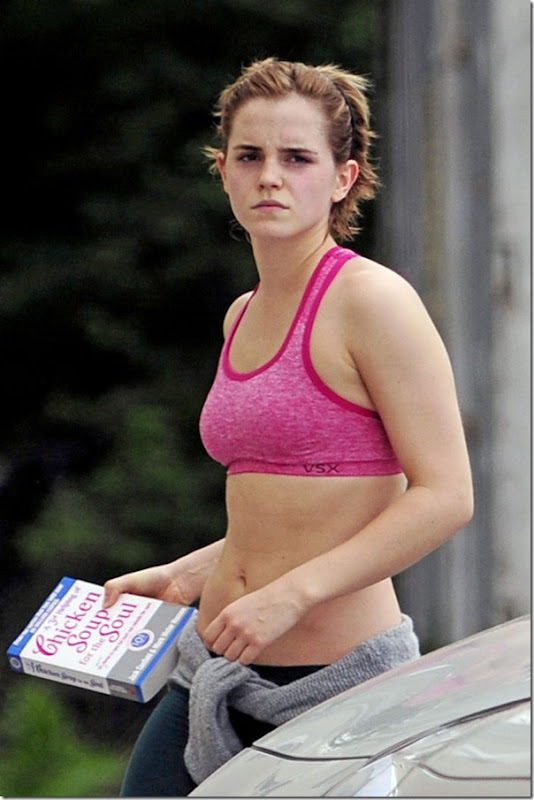 Emma Watson com um top rosa (2)