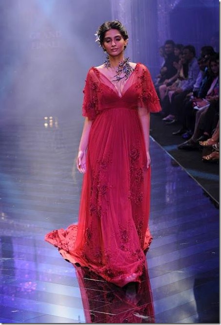 Sonam-Kapoor-Ramp-Walk--2