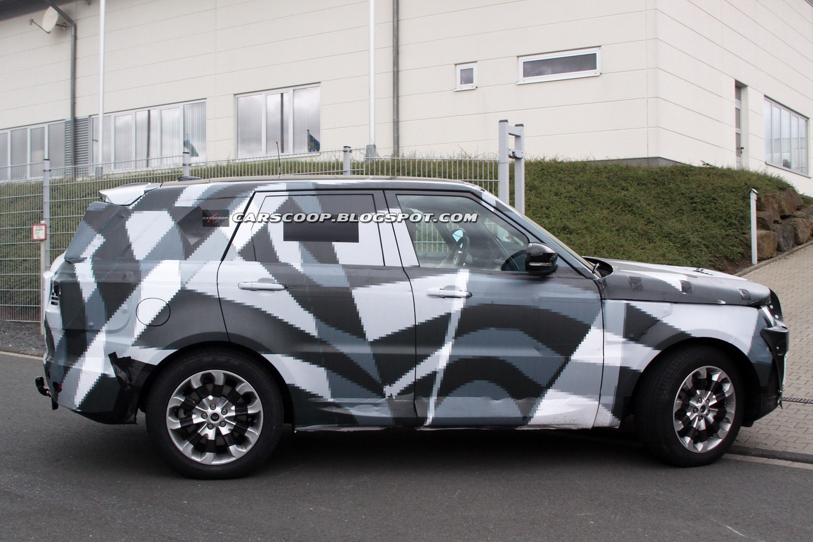 [2014-Range-Rover-Spied-4%255B3%255D.jpg]
