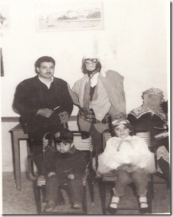 Απόκριες στη  δεκαετία  του  60 , ο Θανάσης  Φαλίδας με  μασκαράδες  στο  μαγαζί του