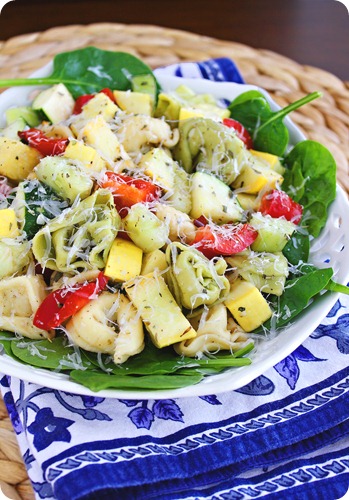 Tortellini Spinach Salad – Tender tortellini and fresh colorful veggies combine in this standout spinach salad. Super healthy, delicious and so easy to prepare! | thecomfortofcooking.com