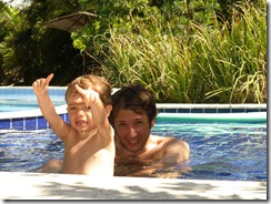 1ano 7 meses na piscina com o papai (9)