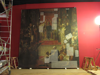 Tableau avant restauration, vernis oxydé, lacunes et zones de refixage masquées par des papiers de protection