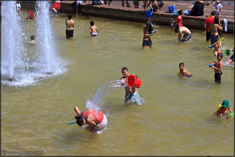 il/Настоящее мочилово в центре Тель Авива (20110701 ta water war 005 6702)