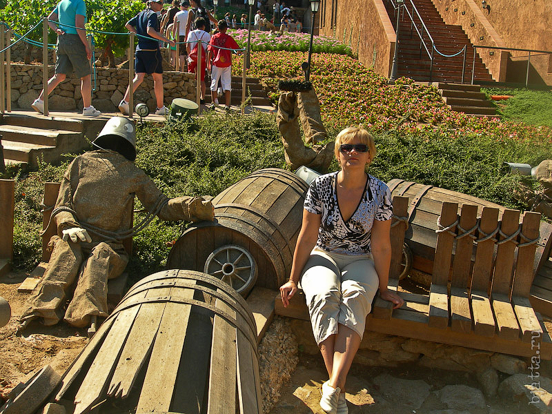 Порт Авентура. Port Aventura. Salou. Costa Dorada. Spain. Furious Baco. Подходы к аттракциону усеяны разбившимися соломенными человечками. Порт Авентура. Port Aventura. Salou. Costa Dorada. Spain. Furious Baco. Подходы к аттракциону усеяны разбившимися соломенными человечками.