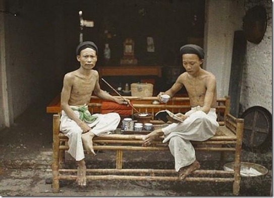 tonkin-hanoi-two-opium-smokers-drinking-tea-1915-by-leon-busy-450x324