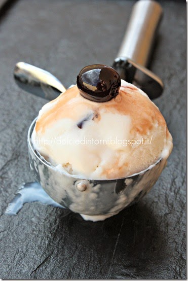 Gelato variegato all'amarena Gelato variegato all'amarena