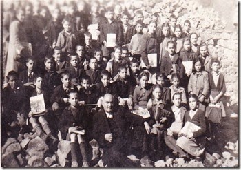 Λιδορίκι  1949 , η  6η τάξη  του  Δημοτικού  μας  Σχολείου με το δάσκαλό  της  Τάσο Ταμβάκη