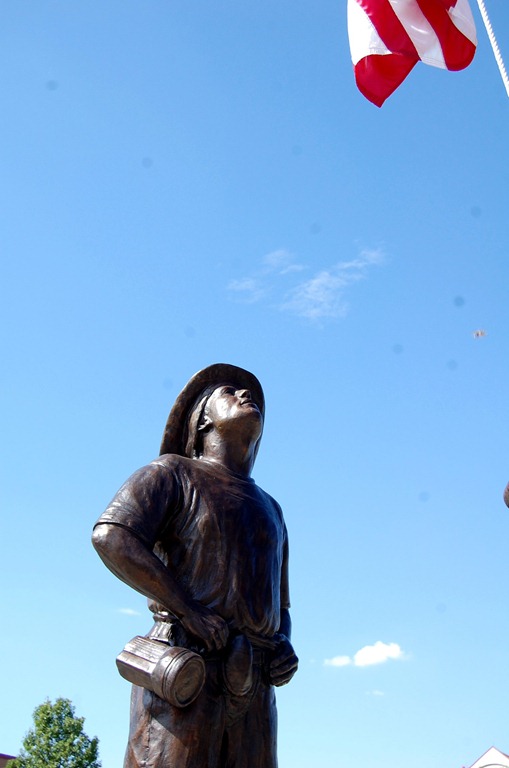 [memorialstatues96.jpg]