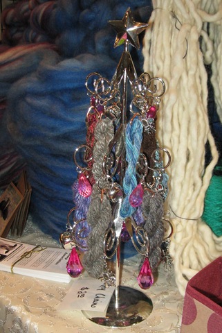 [20111203ARFiberArtsEx412.jpg]