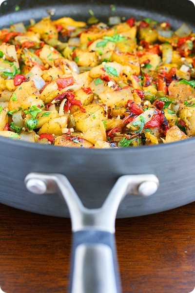 Potato Hash with Bell Peppers and Onions – Super flavorful, crispy and easy potato hash with bell peppers and onions! | thecomfortofcooking.com