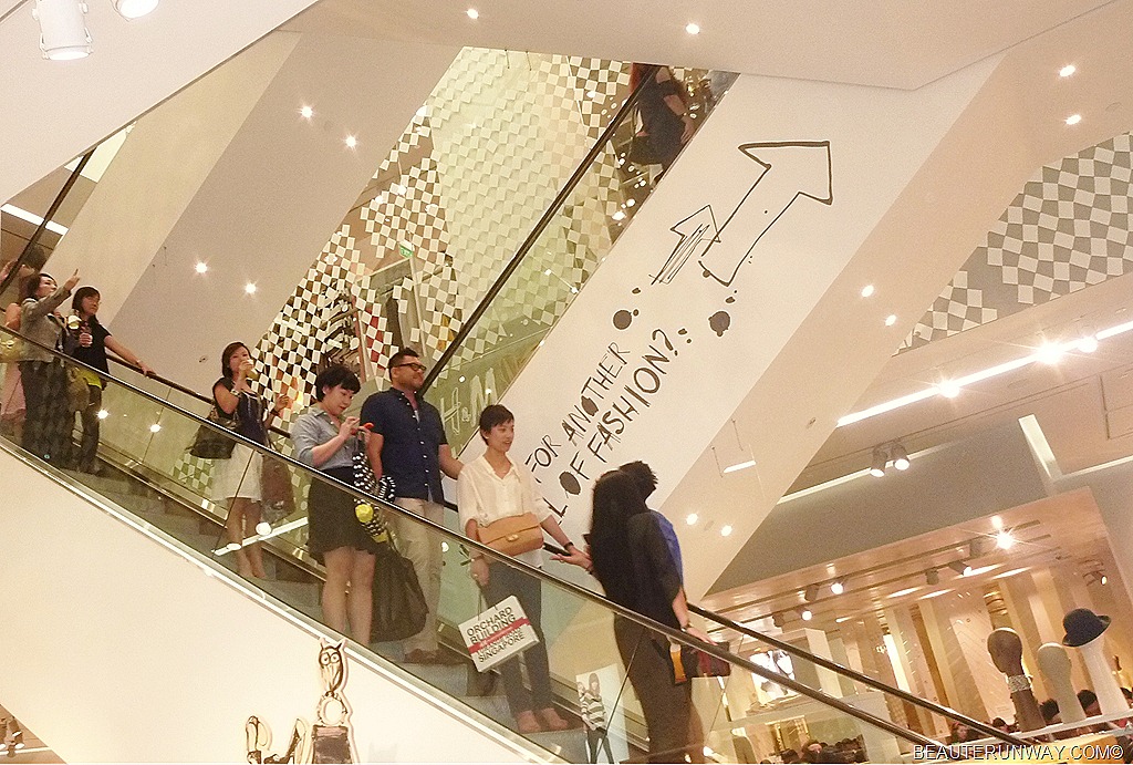 [H%2526M%2520Singapore%2520Store%2520interior%255B1%255D.jpg]