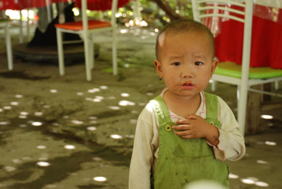 Turfan - Putaogou, l'enfant au restaurant