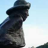 29/07. Monumento al pellegrino. Sullo sfondo il faro di Cabo Fisterra.