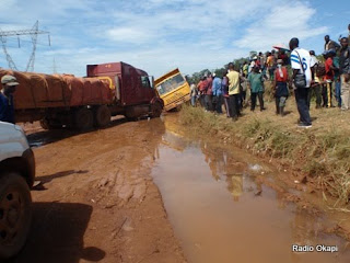 Des camions chargés des minerais bloqués sur la route de Kolwezi dans la province du Katanga/RDC, 11/03/2011.