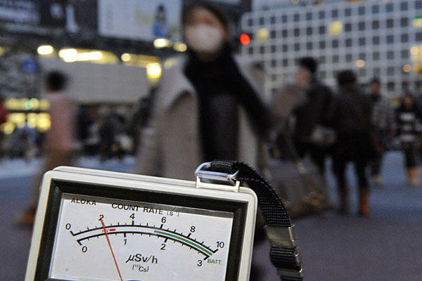 A radiation detector marks 0.6 micro-sieverts, exceeding normal levels Tuesday, 15 March 2011, near Shibuya train station in Tokyo. Concern over possible radiation exposure has increased after a fourth reactor released radiation on Tuesday. Kyodo News / AP