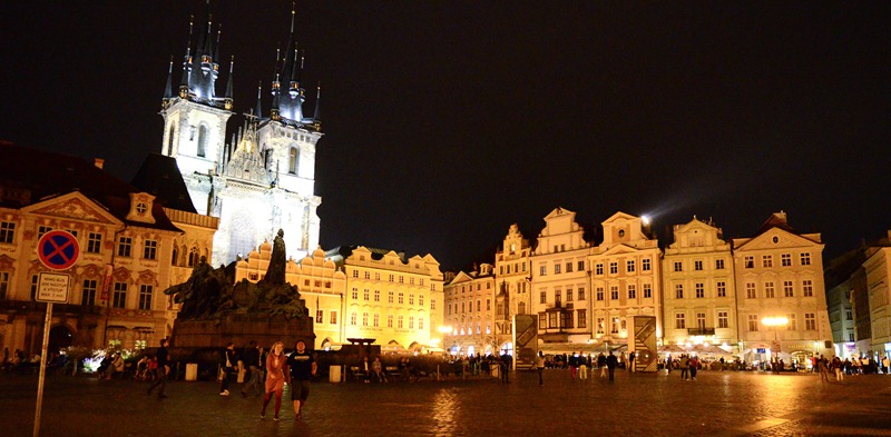[Prague-at-Night403.jpg]