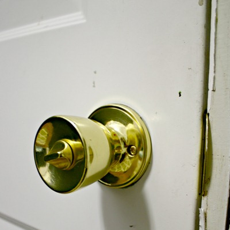 Spray painting door knobs
