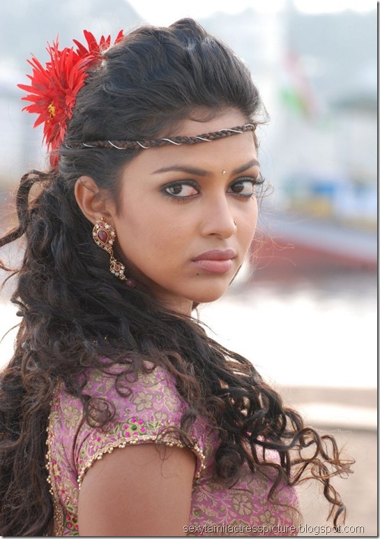 hot-amala-paul-thigh-and-navel-stills-02