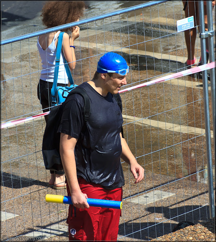 il/Настоящее мочилово в центре Тель Авива (20110701 ta water war 052 6798)