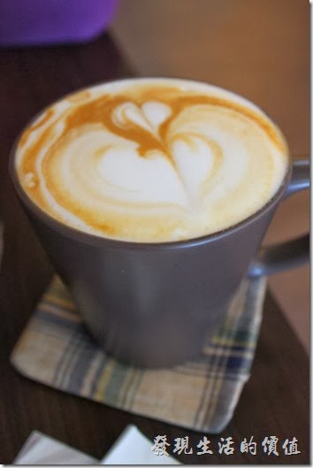 台南-Season_Cafe。熱的重拿鐵及熱的卡布奇諾咖啡，個人感覺重拿鐵的味道比較香醇順口且有牛奶的香味，而卡布可能是因為上面有厚厚一層奶泡保溫，所以喝的時候還可以喝到咖啡的溫度。