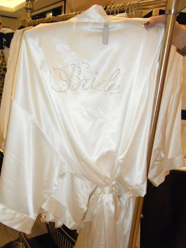 This would be great to wear when getting your hair and makeup done. It's so glamorous!