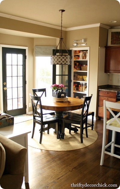 kitchen round table