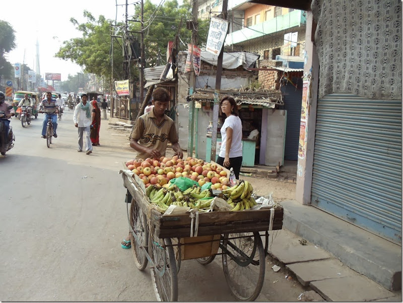 DSC02020-Varanasi-Vendedor de frutas